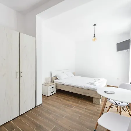 Lily Konukevi Navodari